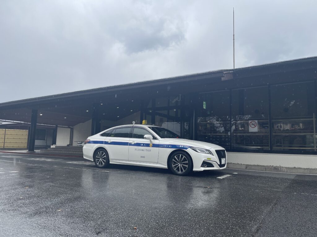 千葉夷隅ゴルフクラブで待機する藤﨑タクシーのクラウンセダン（雨天時の送迎対応）