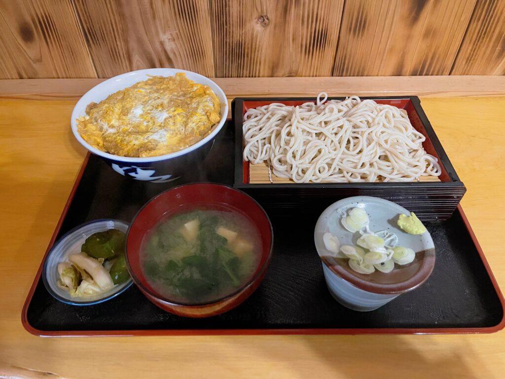 千葉夷隅ゴルフクラブ近くの食堂でいただいた蕎麦とカツ丼