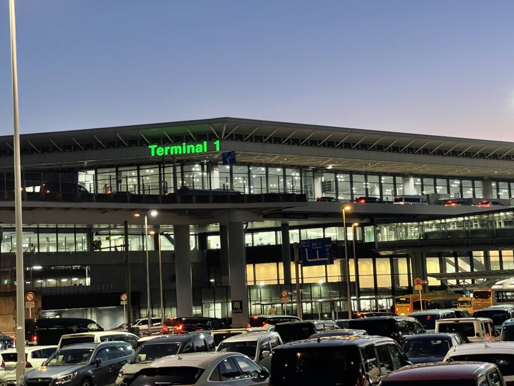 大混雑の成田空港第１ターミナル