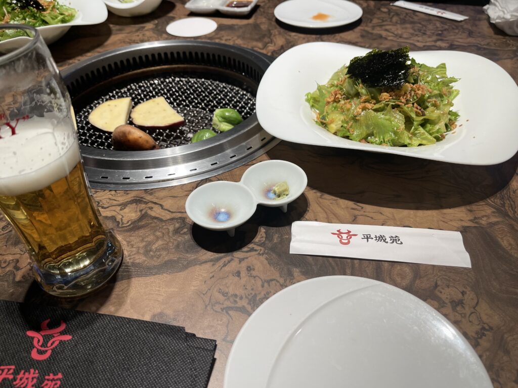 久しぶり、平城苑で焼肉。とりあえず生ビール、まずは、野菜から。