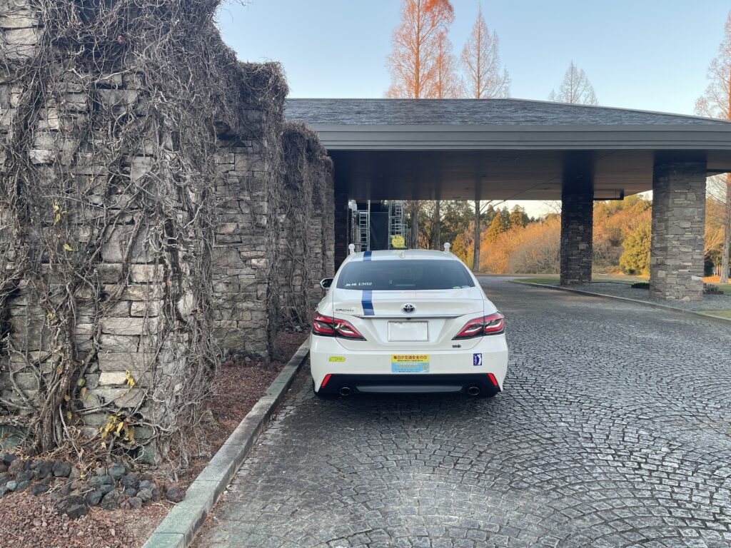 成田ゴルフ倶楽部、エントランス手前で待機中のFUJISAKI TAXI