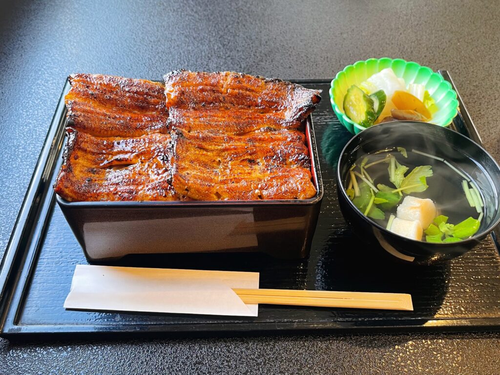 運転手の楽しみ、お昼は、ゴルフ場近所の新川本店さんで、鰻にしました、