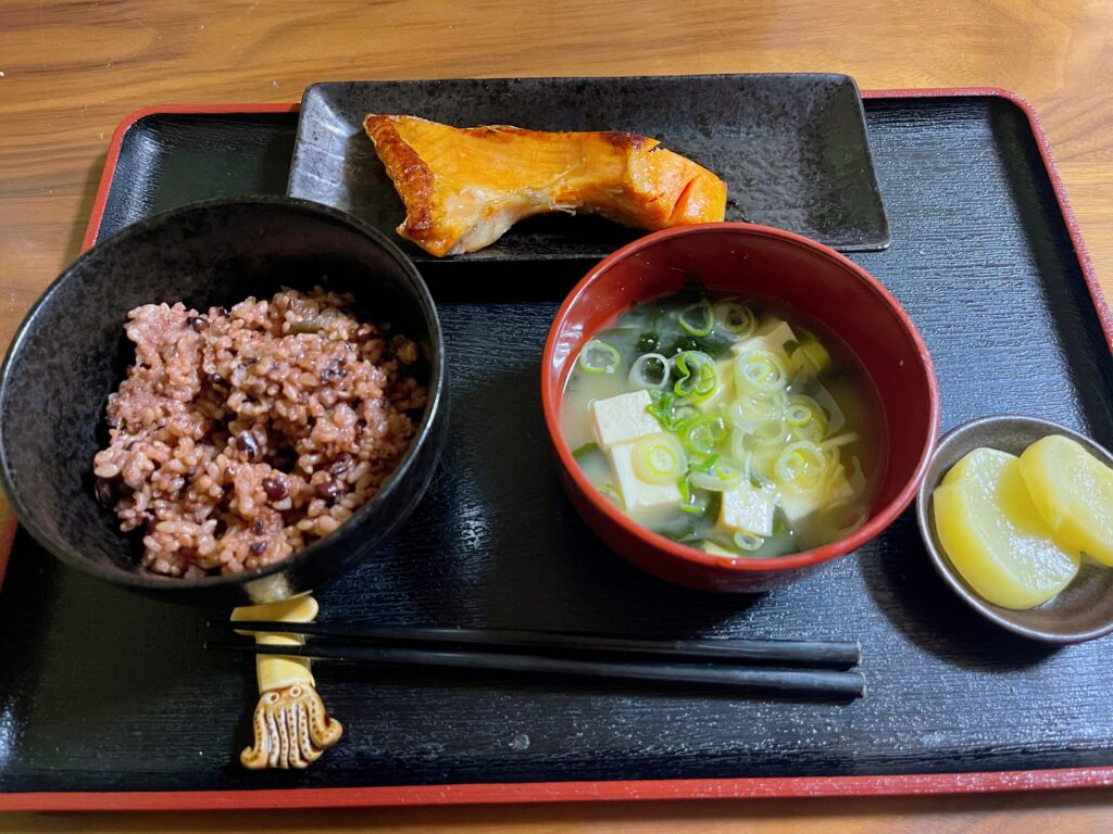 発酵玄米ごはん、豆腐とわかめの味噌汁、焼き鮭、たくあんの定食。日常の食事記録として撮影した一枚。
