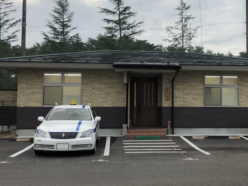 2018年、個人タクシー開業直後に古いゼロクラウンで茨城ゴルフクラブの運転手控え室前に待機