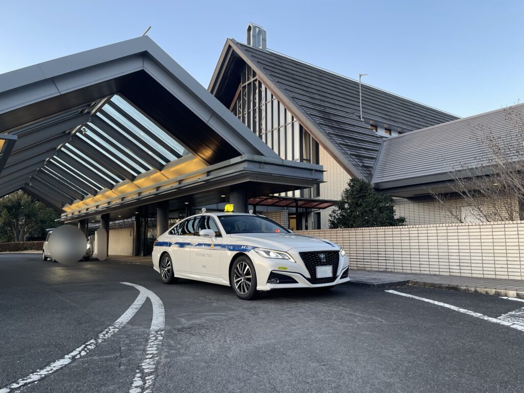 サミットゴルフクラブのクラブハウス前に、片道送迎で開場時間ちょうどに到着した藤﨑タクシーのクラウン