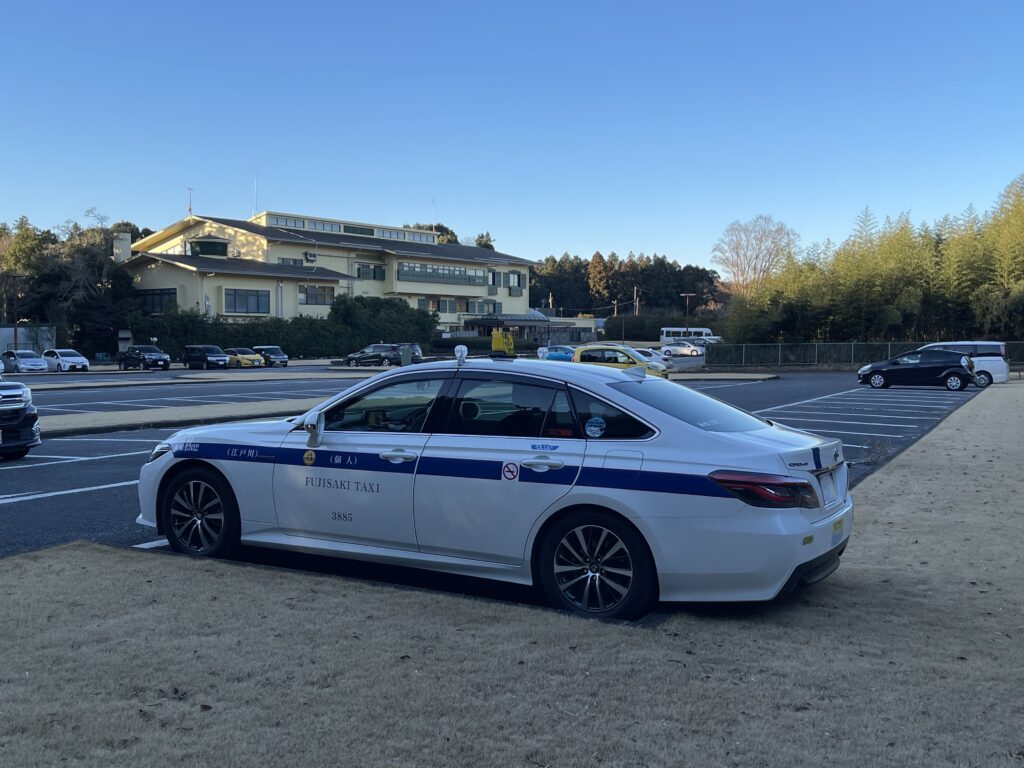 総武カントリークラブ印旛コースに到着した藤﨑タクシーのクラウン（ゴルフ場送迎・実務記録）