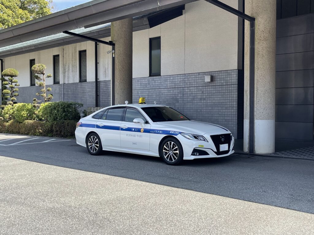 千葉・平川カントリークラブのエントランスに停車するクラウン個人タクシー｜役員ゴルフ送迎（お一人様利用）