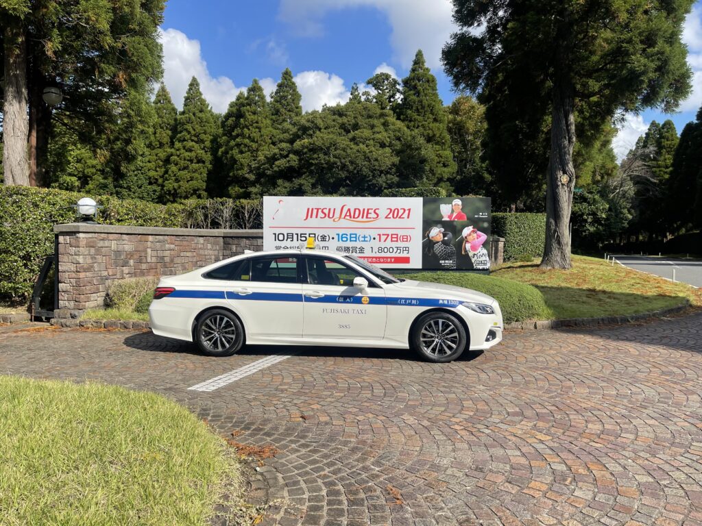 東急セブンハンドレッドクラブ入り口付近に停車するクラウン個人タクシー｜役員ゴルフ送迎の実務現場