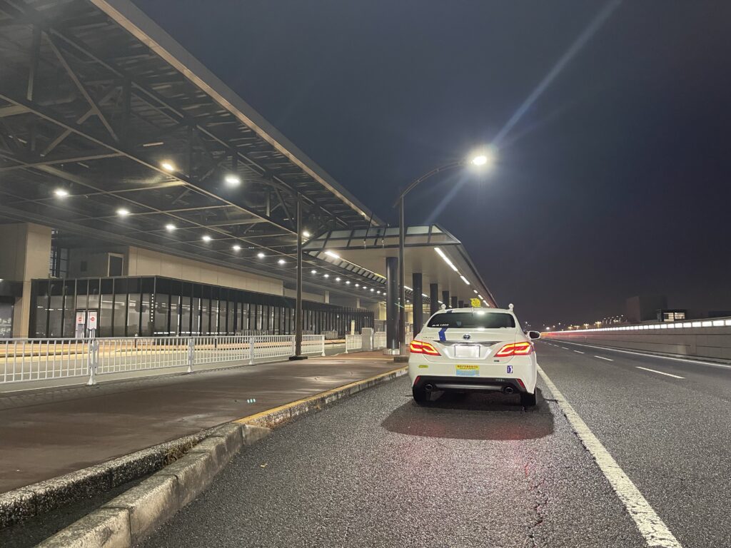 成田空港で飛行機早着に備えて早めに到着し待機する藤﨑タクシーのクラウン