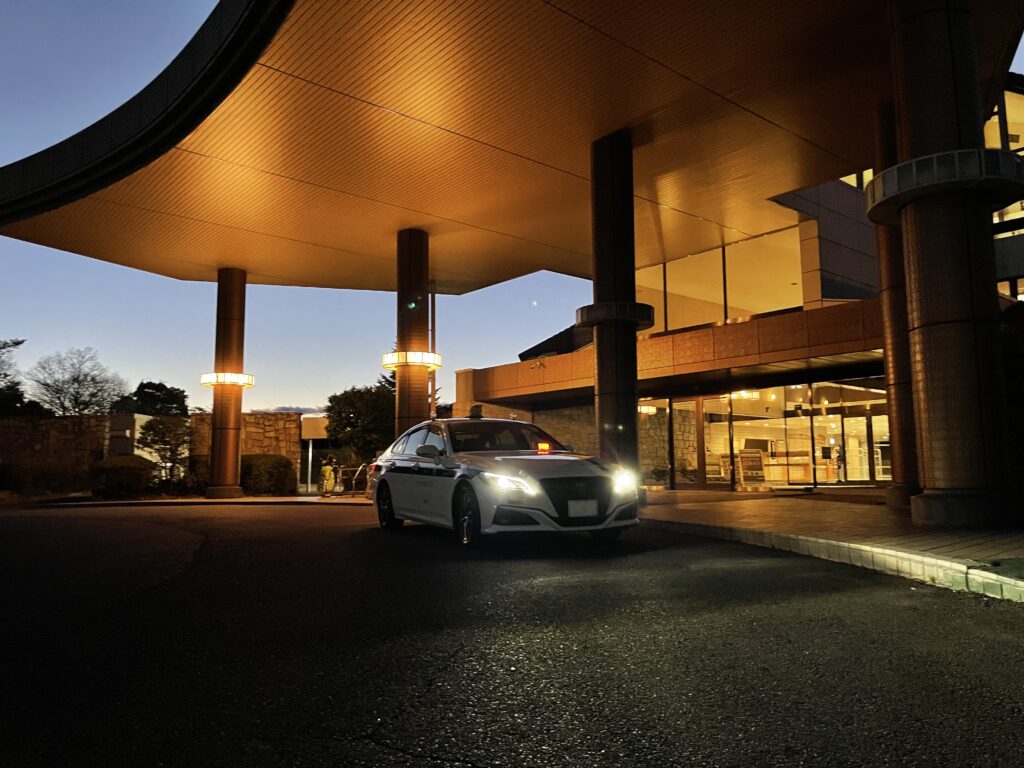 群馬県ツインレイクスカントリークラブに早朝到着した藤﨑タクシーのクラウン｜都心から約120kmの遠方ゴルフ場送迎